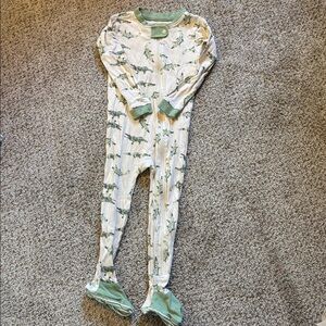 Burt’s Bees Baby One Piece Zip Up Sleeper Size 24 Months Cream Alligator Print